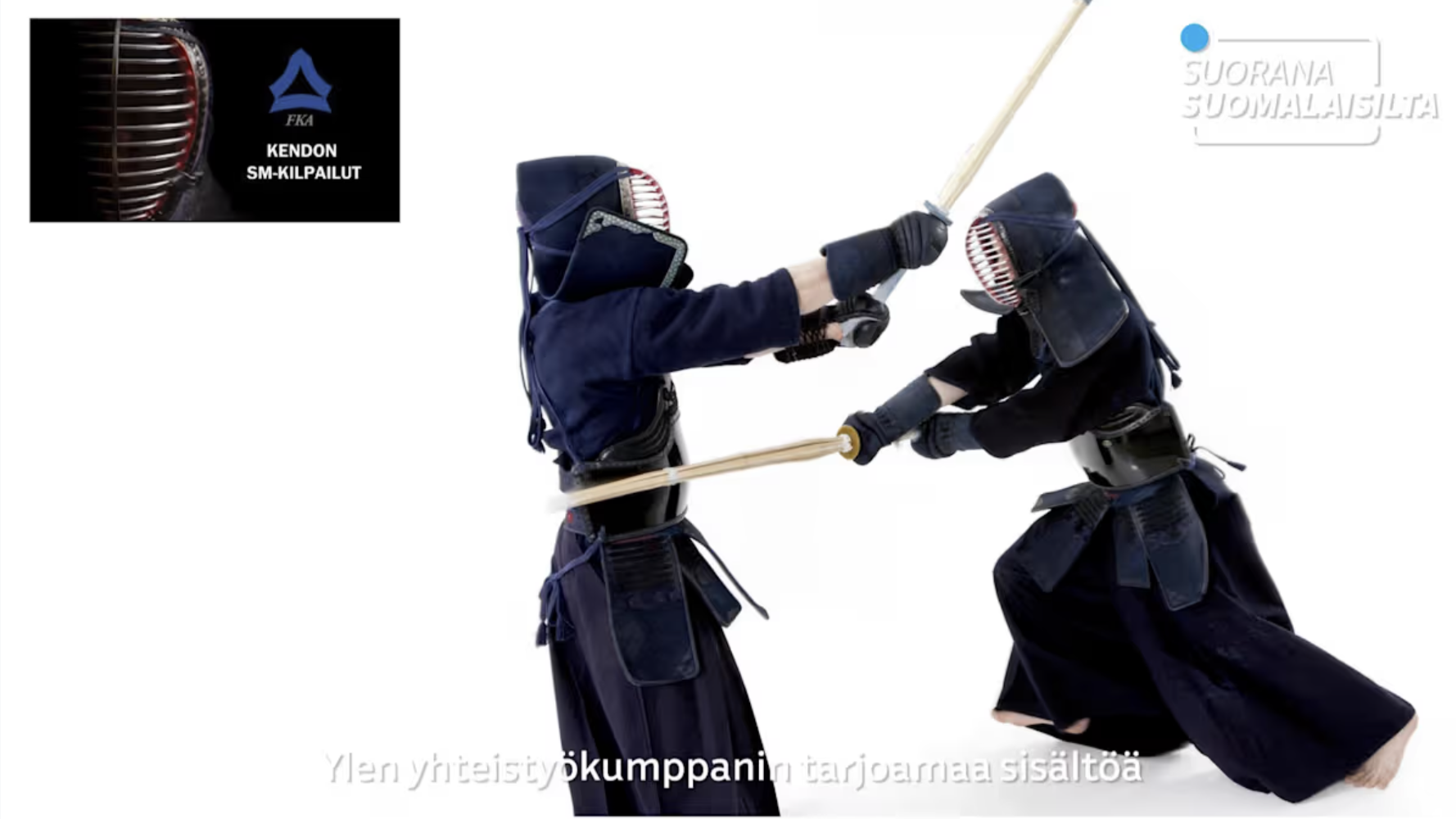 Kuvakaappaus Yle Areenasta.Kuvassa kaksi kendokaa valkoisella taustalla. Vasemmassa yläkulmassa Kendo SM-kisat teksti ja men-kypärä omana kuvanaan.