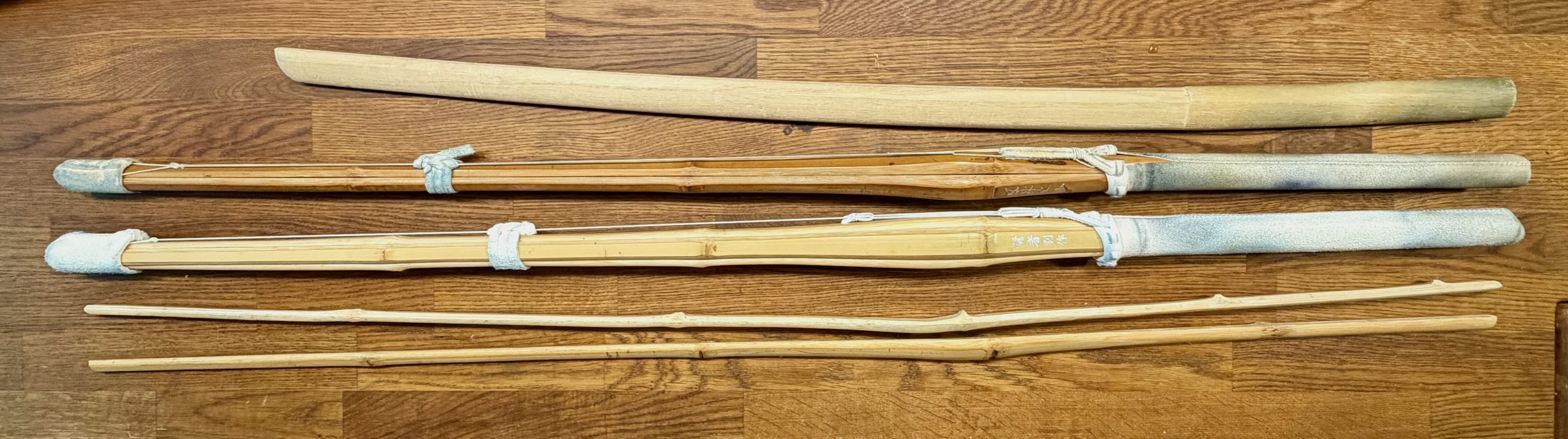Bokken, pari shinaita, pari shinaisälettä pöydällä.